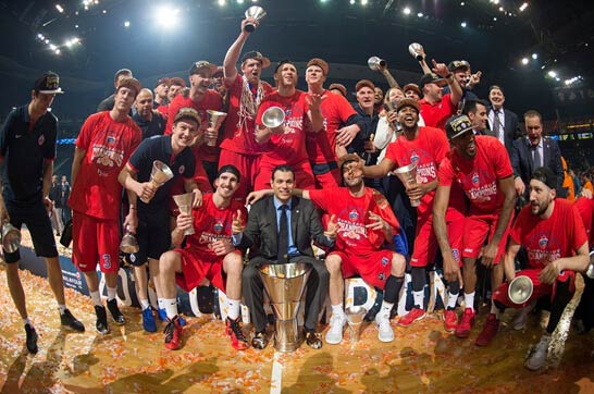 致敬科比：库里圣诞节上脚科比穿过的锐步经典球鞋“黄脚趾”（库里圣诞夜上脚锐步经典“黄脚趾”，向科比致敬）