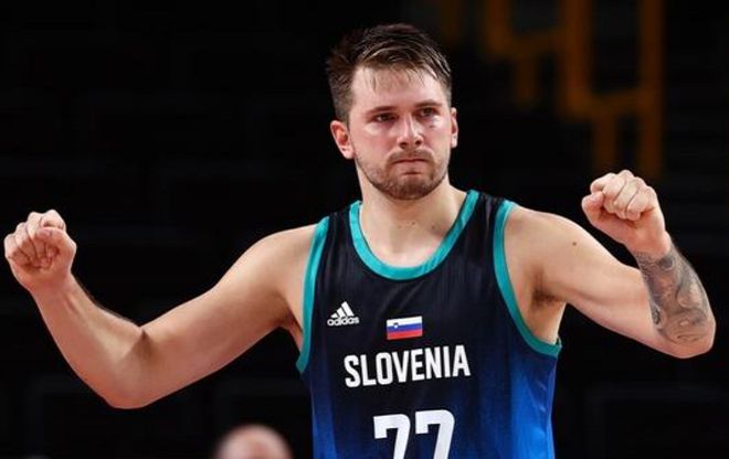 足球国足球迷自发组织万人方阵助威（国足球迷自发组建万人方阵为球队助威）