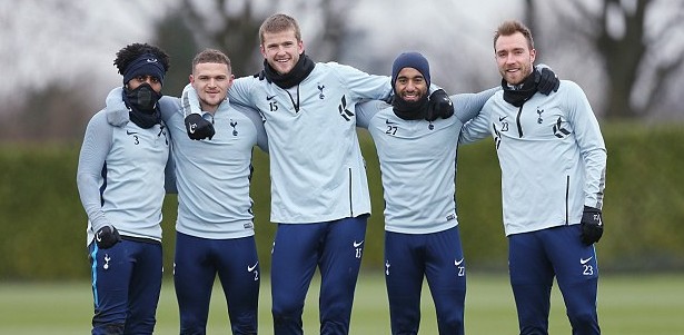 传奇奥斯卡满血复活看海港亚冠 球迷喊队危 ！速归！（奥斯卡满血复活现身海港亚冠看台，球迷高呼球队告急盼其速归）