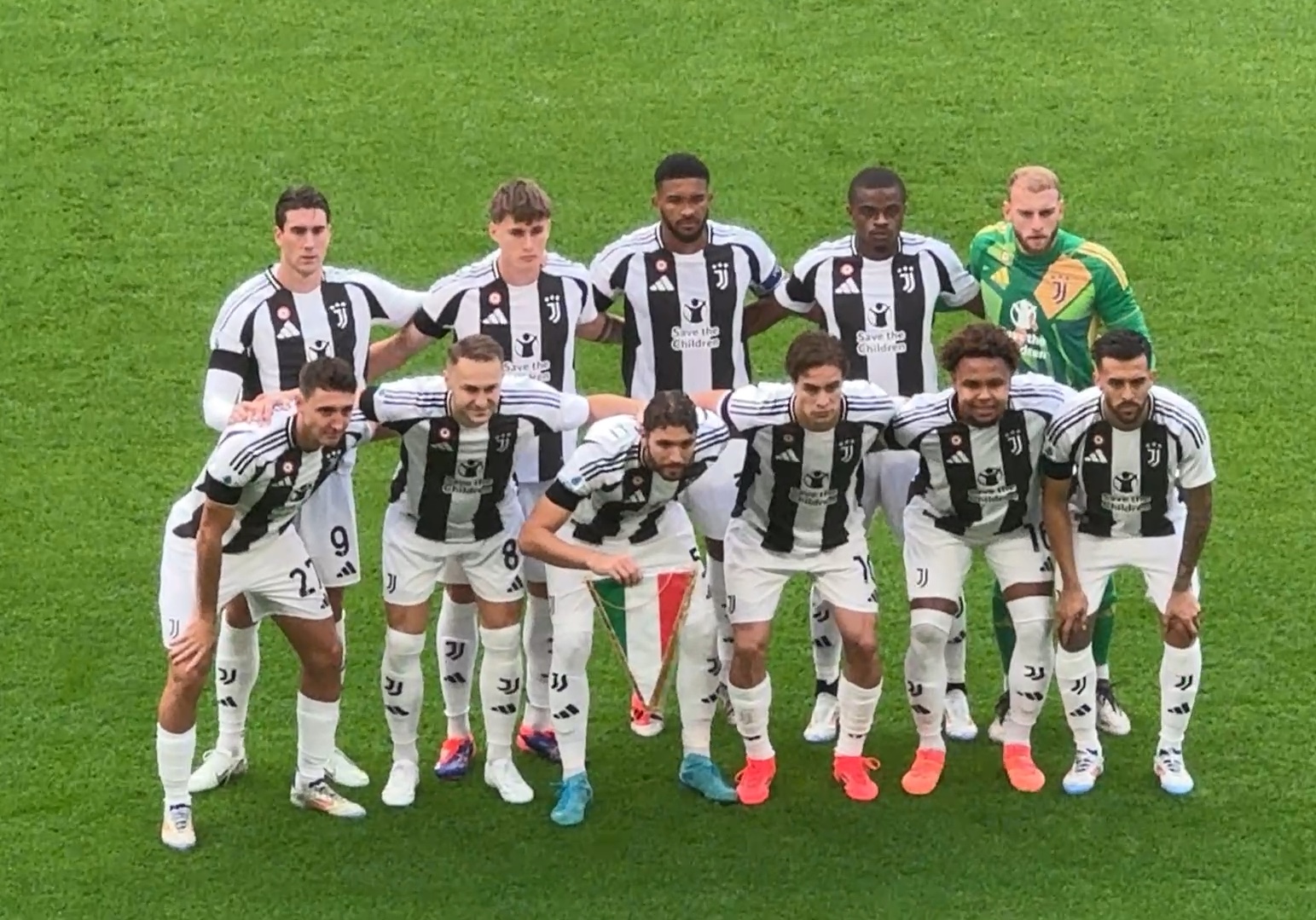 世界波，西乙阿尔瓦塞特球员莫尔西略打进一个超远距离进球（西乙阿尔瓦塞特球员莫尔西略轰入超远距离世界波）