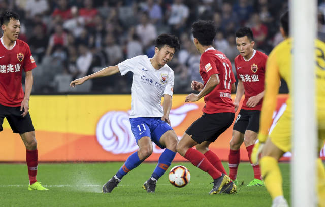 生涯第14次三双！康宁汉姆22+10+10带队大胜黄蜂（康宁汉姆22+10+10斩获生涯第14次三双，率队大胜黄蜂）