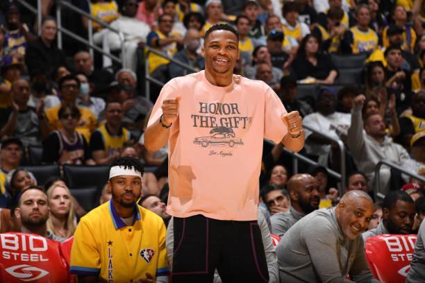 汤普森14分＆弗拉格低迷，独行侠半场4分领先（汤普森拿下14分，弗拉格状态低迷，独行侠半场领先4分）