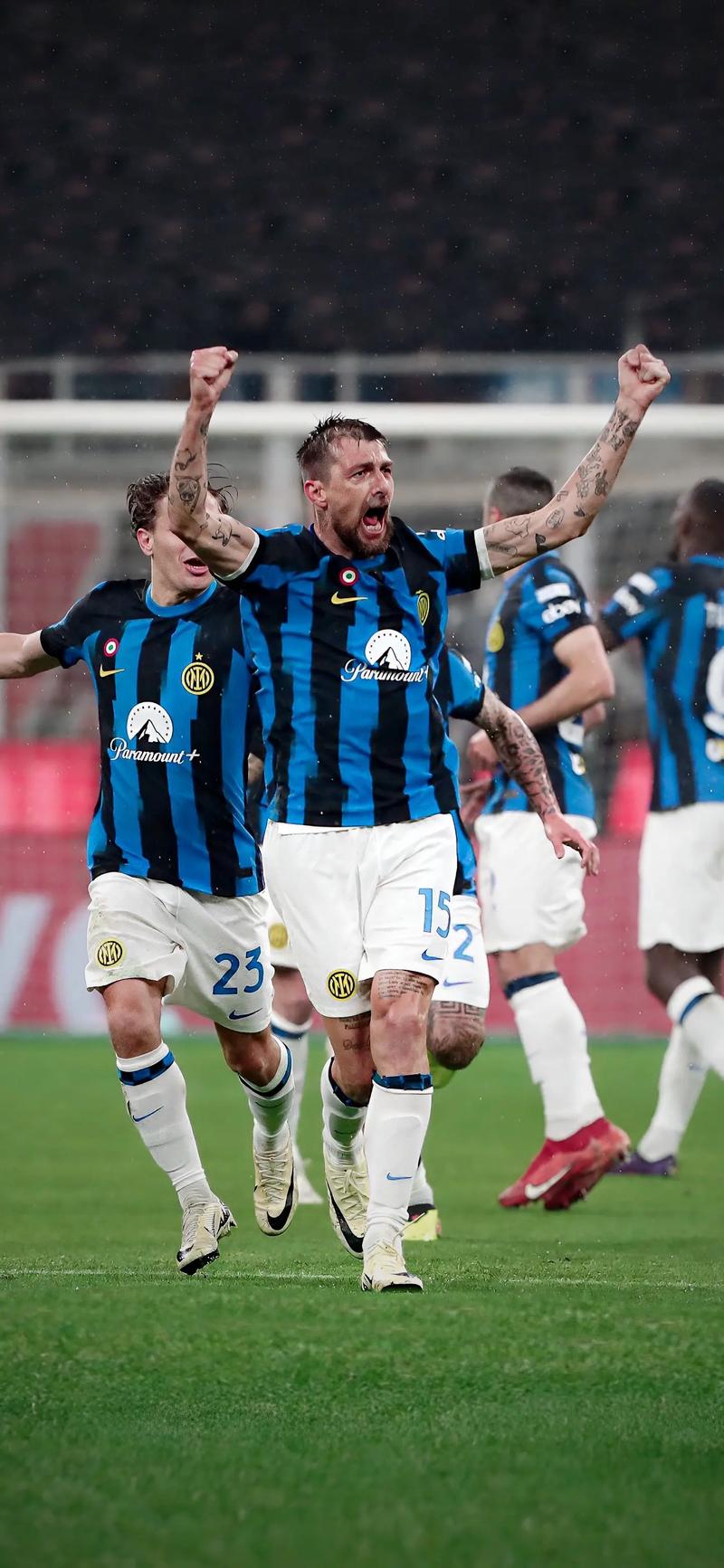 皇家马德里有意出人意料地任命阿隆索为新任主教练，而伯纳乌球员则被指控“扰乱秩序”。（皇马拟爆冷启用阿隆索挂帅，伯纳乌球员被指“闹事”）