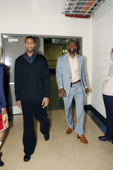 执法有温度，马宁在点球大战结束后，安慰南通队失点队员（马宁点球大战后安慰南通失点球员，诠释温情执法）