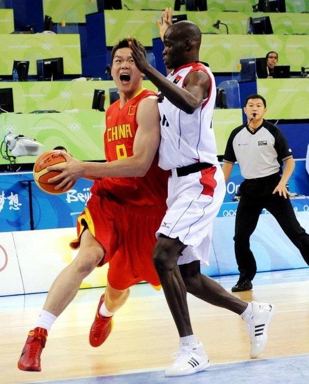 悉尼FC主帅：罗里将伤愈复出，领跑积分榜难免会如芒在背（悉尼FC主帅：罗里即将复出，领跑积分榜压力不小）