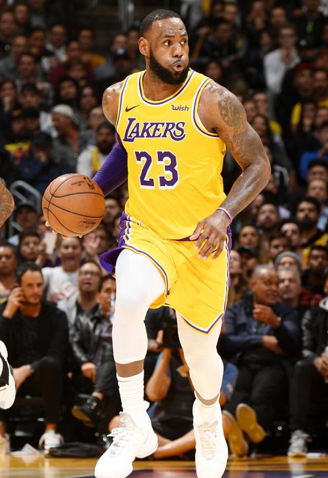 英格拉姆的全面表现：攻防兼备的篮球天才（英格拉姆：攻守兼修的全能篮球奇才）