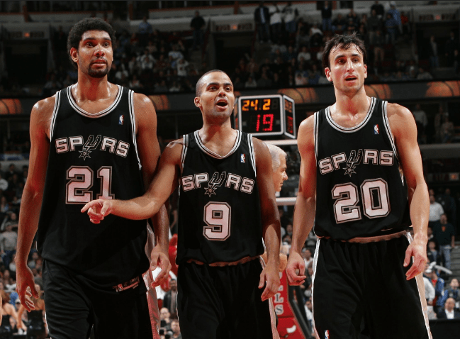 亚冠海港VS柔佛新山：3大外援出击，两大国足希望之星领衔，李圣龙冲锋（亚冠海港PK柔佛新山：三外援齐上阵，两位国足希望之星领衔，李圣龙锋线冲击）