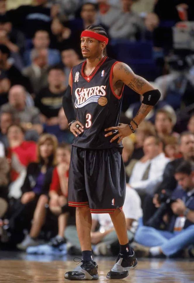 每体：费尔明出席家乡的巴萨及个人球迷协会成立活动，为球迷签名（每体：费尔明回到家乡见证巴萨与个人球迷会成立，亲为球迷签名）