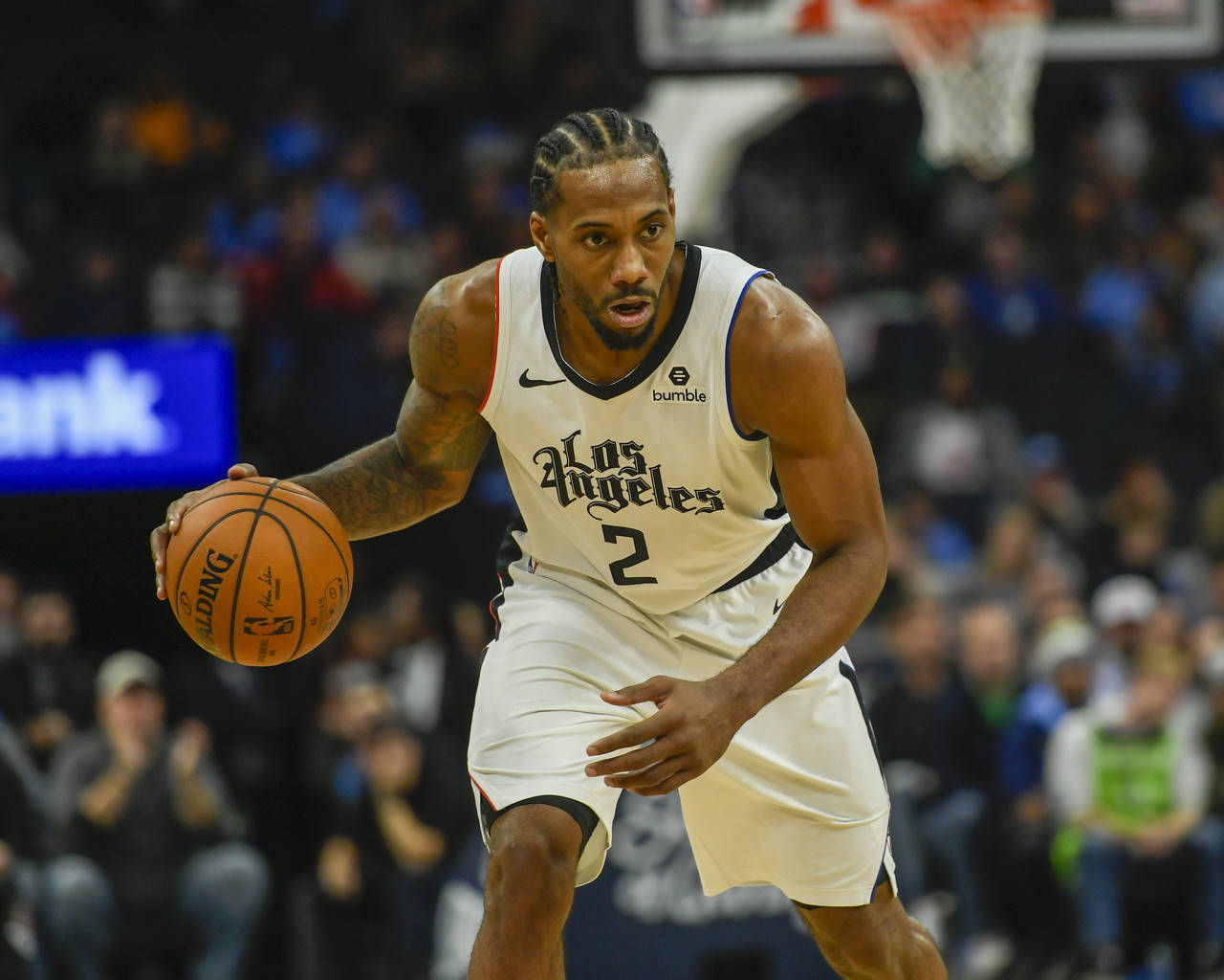 篮球赛场上的精彩瞬间：杨瀚森三分线外精准突破（赛场高光时刻：杨瀚森三分线外的精准突破）