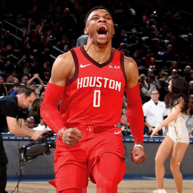 电讯报：穆阿尼佩戴定制面具参加训练，出战阿森纳成疑（电讯报：穆阿尼戴特制面罩参加训练，能否出战阿森纳成疑）